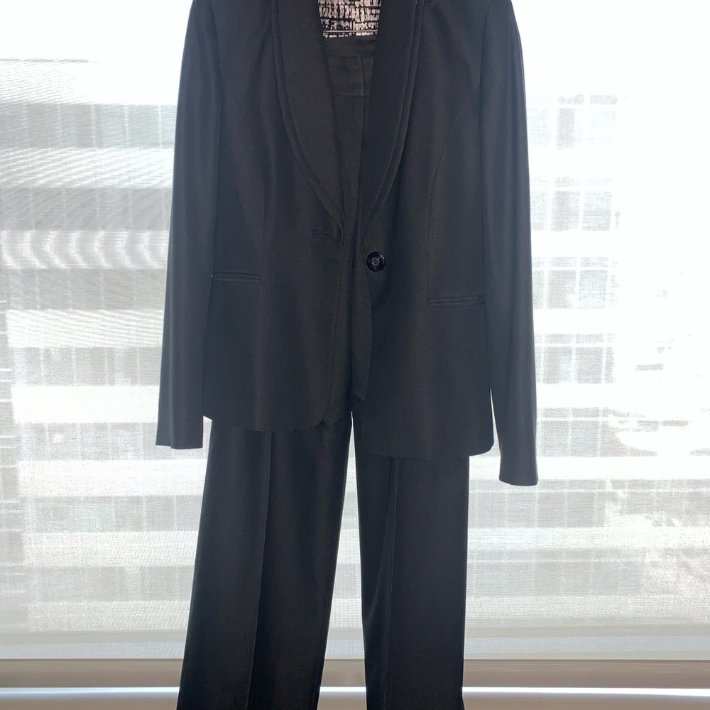 Tahari Arthur Levine women’s gorgeous cuffed pant suit. Like new, worn 3 times.